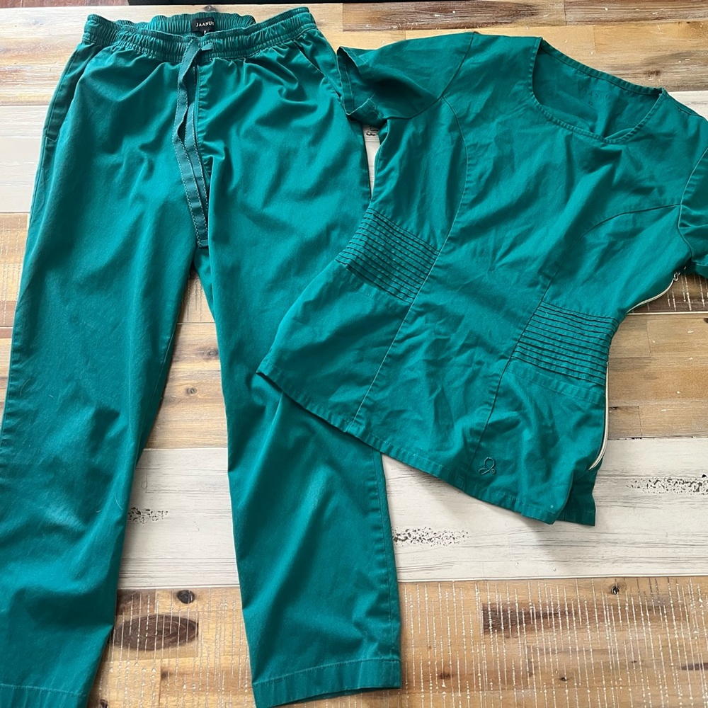 Jaanuu Scrub Set